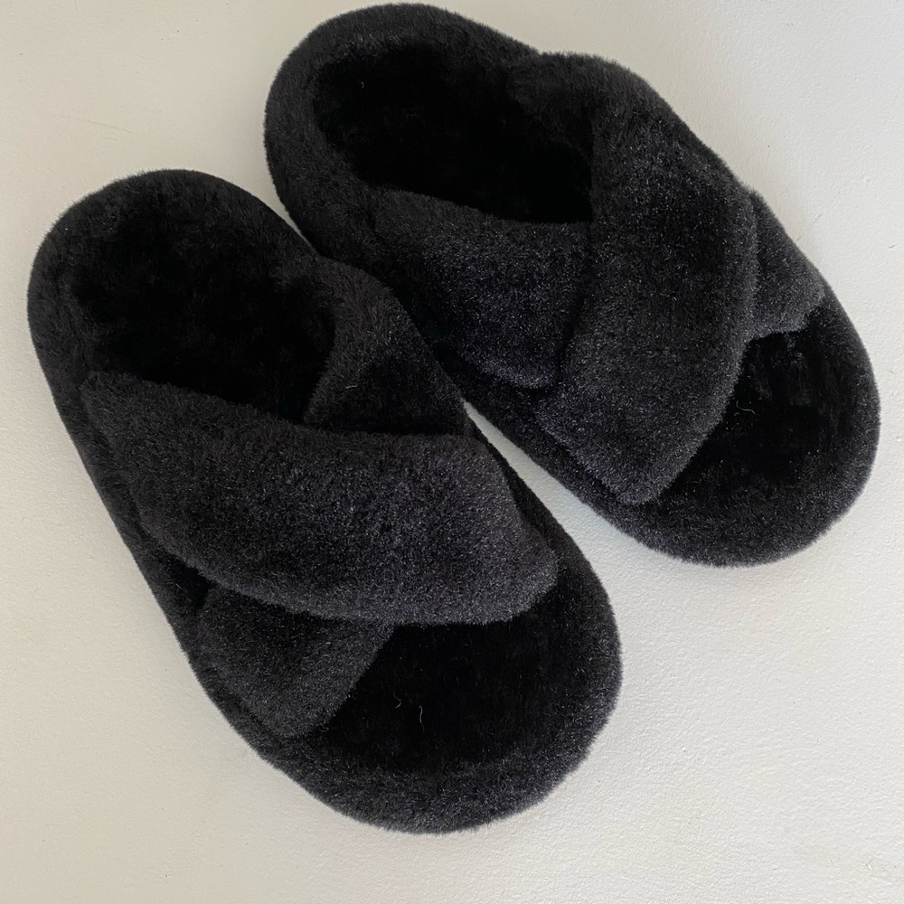 NWB Posee Women's Fuzzy Cross Band Slippers